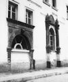 Zamek - fragment z dawn przejazdow i izdebka straznicza z oknem kamstwa - zdjcie z okresu 1950 - 1970
